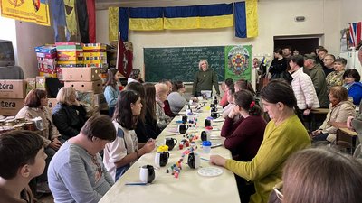 У Тернополі розмальовували горнята для військових У Тернополі розмальовували горнята для військових
