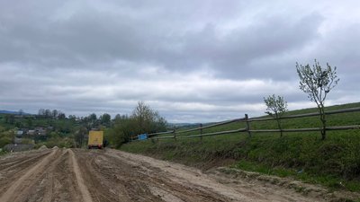 Ґрунтова дорога, якою щодня возять хліб Ґрунтова дорога, якою щодня возять хліб
