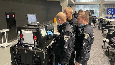 Поліцейські Тернопільщини отримали апарат ANDE-6C. Грудень 2023. Тернопільщина Поліцейські Тернопільщини отримали апарат ANDE-6C. Грудень 2023. Тернопільщина
