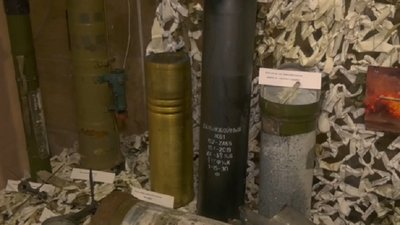 Виставку з артефактами війни розгорнули в Хмельницькій обласній бібліотеці для юнацтва