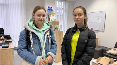 У Тернополі школярам роздають світловідбивачі У Тернополі школярам роздають світловідбивачі