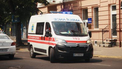 На Рахівщині 55-річний чоловік впав з даху