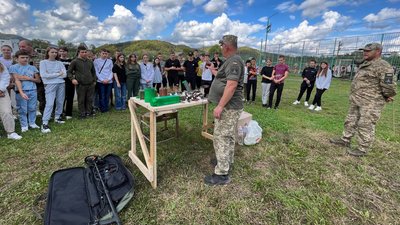 У селищі на Закарпатті військові провели заняття зі школярами У селищі на Закарпатті військові провели заняття зі школярами