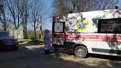 З першого травня хворих на COVID-19 лікуватимуть лише в опорних медзакладах