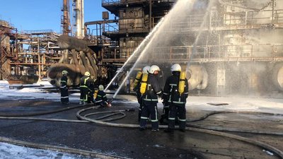 На Прикарпатті горить хімічний завод "Карпатнафтохім" На Прикарпатті горить хімічний завод "Карпатнафтохім"