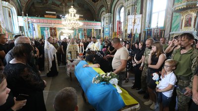 На Закарпатті попрощалися із полеглим на війні Юрієм Батьо На Закарпатті попрощалися із полеглим на війні Юрієм Батьо