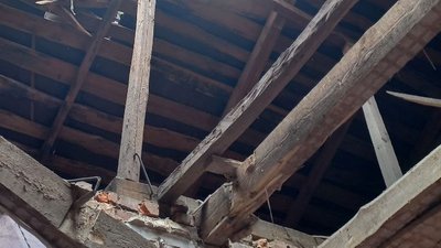 Майже сотня розбитих вікон та зруйнований дах. Мешканці села на Сумщині розказали, як росіяни обстріляли школу