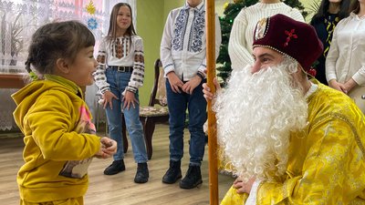 Діти чекають на прихід святого Миколая