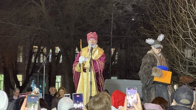 В Ужгороді на площі Петефі засвітили вогні головної ялинки міста В Ужгороді на площі Петефі засвітили вогні головної ялинки міста