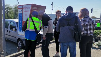 На новій парковці біля ринку у Луцьку можна розрахуватися лише паперовими грошима. Коли запрацює додаток