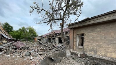 У Юнаківці на Сумщині військові РФ обстріляли дитсадок. ФОТО У Юнаківці на Сумщині військові РФ обстріляли дитсадок. ФОТО