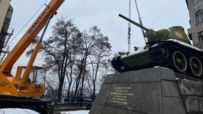 У Чернівцях демонтували танк, який встановлений як пам'ятник визволення міста від нацистської армії У Чернівцях демонтували танк, який встановлений як пам'ятник визволення міста від нацистської армії