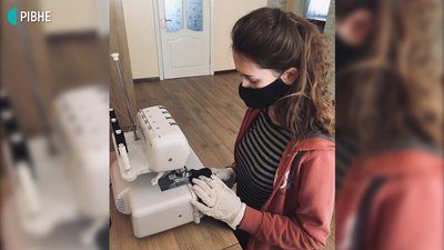 Кілометри марлі, волонтери, безкоштовні маски: фоторепортаж із Сарненщини Кілометри марлі, волонтери, безкоштовні маски: фоторепортаж із Сарненщини