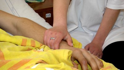 У Житомирській обласній лікарні пролікували майже 300 людей, які постраждали під час бойових дій У Житомирській обласній лікарні пролікували майже 300 людей, які постраждали під час бойових дій