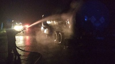 Вночі на Сумщині рятувальники гасили напівпричіп бітумовоза