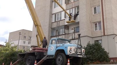 У Ковелі вставляють шибки, вибиті після атаки РФ