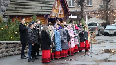 У центрі Луцька відкрили різдвяну шопку з вертепом