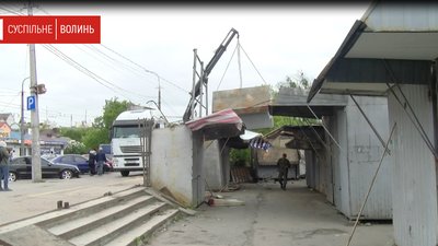 На Центральному ринку у Луцьку знесли ворота входу На Центральному ринку у Луцьку знесли ворота входу