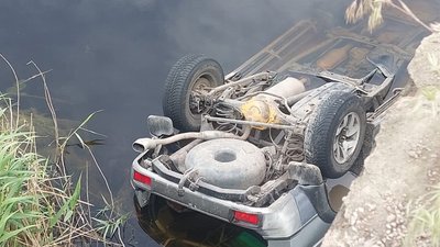 Позашляховик "Mitsubishi Pajero Sport" з’їхав з мосту та впав у воду