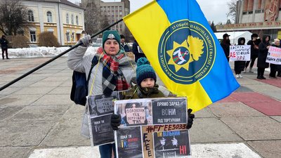 "Не мовчи — полон вбиває": у Житомирі відбулася акція на підтримку військовополонених "Не мовчи — полон вбиває": у Житомирі відбулася акція на підтримку військовополонених