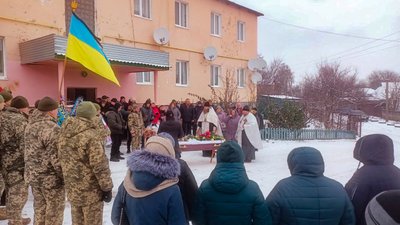На Чернігівщині попрощалися з солдатом, який загинув у бою на Донеччині На Чернігівщині попрощалися з солдатом, який загинув у бою на Донеччині