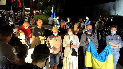 Під ОПУ та будинком Зеленського протестували через спільне з бойовиками патрулювання