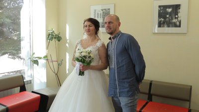 З війни — на весілля. У Вінниці побралися військовий медик та волонтерка