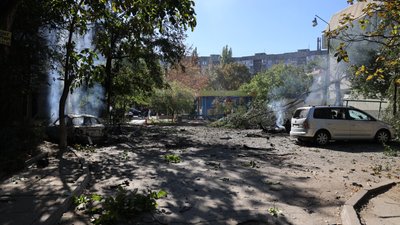 Херсон, обстріли, двір, авто