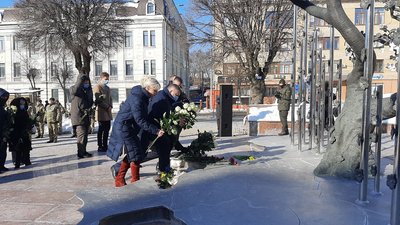 У Вінниці до роковин розстрілів на Майдані вшанували загиблих Героїв Небесної сотні У Вінниці до роковин розстрілів на Майдані вшанували загиблих Героїв Небесної сотні