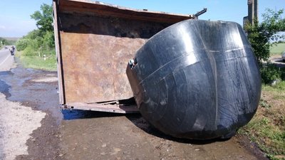 На Івано-Франківщині перекинулася вантажівка з мінеральним добривом На Івано-Франківщині перекинулася вантажівка з мінеральним добривом