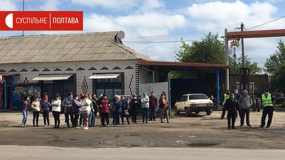 Жителі Бутенківської ОТГ, що стоять осторонь пікету Жителі Бутенківської ОТГ, що стоять осторонь пікету