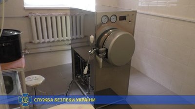 СБУ викрила ділка, який виготовляв небезпечне медобладнання і продавав лікарням СБУ викрила ділка, який виготовляв небезпечне медобладнання і продавав лікарням