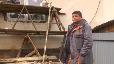 Як на Прикарпатті ремонтують будинок, в який влучила російська ракета Як на Прикарпатті ремонтують будинок, в який влучила російська ракета