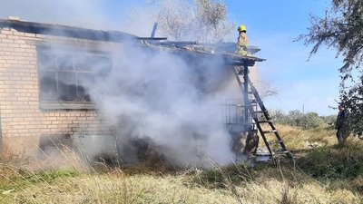 На Херсонщині під час пожежі у покинутій будівлі врятували чоловіка