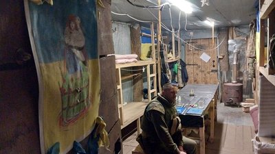 "Ми два роки під землею". Як живуть захисники у бліндажах на прикордонні Сумщини "Ми два роки під землею". Як живуть захисники у бліндажах на прикордонні Сумщини