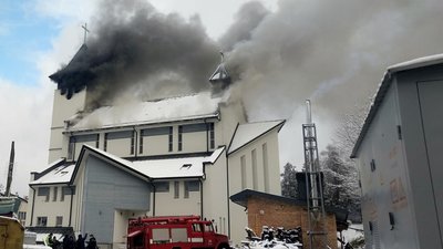 Неподалік Львова у Брюховичах горів костел: двоє людей отримали опіки