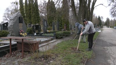 До великодніх свят: на черкаських цвинтарях наводять лад