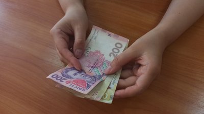 У Львівській області бухгалтерка санаторію вимагала у переселенців гроші за поселення