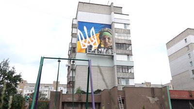 Залишив футбол, щоб піти на війну: у Черкасах створили мурал на честь загиблого футболіста