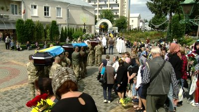 У Луцьку попрощалися з трьома загиблими військовослужбовцями У Луцьку попрощалися з трьома загиблими військовослужбовцями