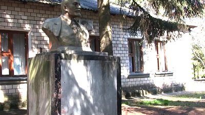 «Закон було виконано неякісно»: як відбувається декомунізація пам’ятників на Полтавщині «Закон було виконано неякісно»: як відбувається декомунізація пам’ятників на Полтавщині