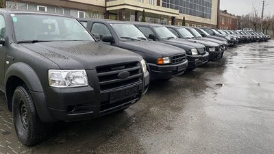 Двадцять пікапів з Черкащини відправили захисникам на фронт Двадцять пікапів з Черкащини відправили захисникам на фронт