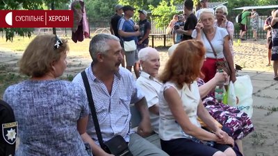 Мешканці будинку, що горів у Новій Каховці, розповідають причину пожежі (репортаж) Мешканці будинку, що горів у Новій Каховці, розповідають причину пожежі (репортаж)