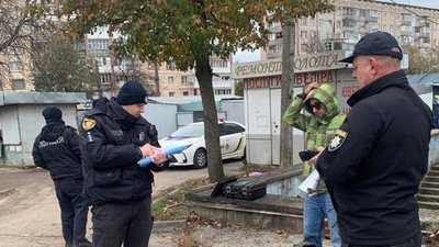 Бурштин, який незаконно продавав тернополянин. Листопад 2023. Тернопіль