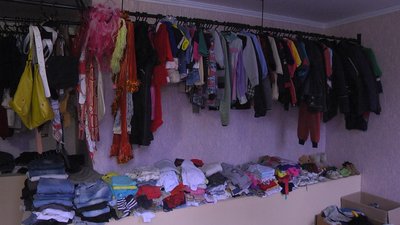 Взяти речі можуть усі охочі: на Донеччині працює крамниця безкоштовних речей Взяти речі можуть усі охочі: на Донеччині працює крамниця безкоштовних речей