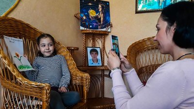Семирічна кропивничанка продає малюнки, щоб купити бронежилети для українських військових
