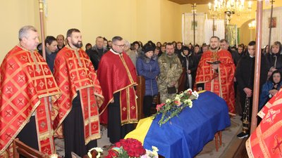 На Закарпатті попрощалися із полеглим захисником Сергієм Ахрименком На Закарпатті попрощалися із полеглим захисником Сергієм Ахрименком