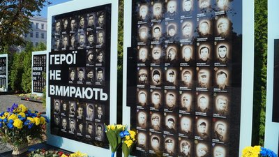 У Дніпрі встановили нову стелу з портретами загиблих на Донбасі бійців