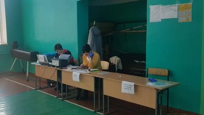 Члени комісій у масках: проміжні вибори на Харківщині розпочалися вчасно Члени комісій у масках: проміжні вибори на Харківщині розпочалися вчасно