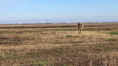 Протягом місяця знешкодили понад 600 "сюрпризів" на двох гектарах території Херсонщини — розміновують вибухотехніки НГУ Протягом місяця знешкодили понад 600 "сюрпризів" на двох гектарах території Херсонщини — розміновують вибухотехніки НГУ